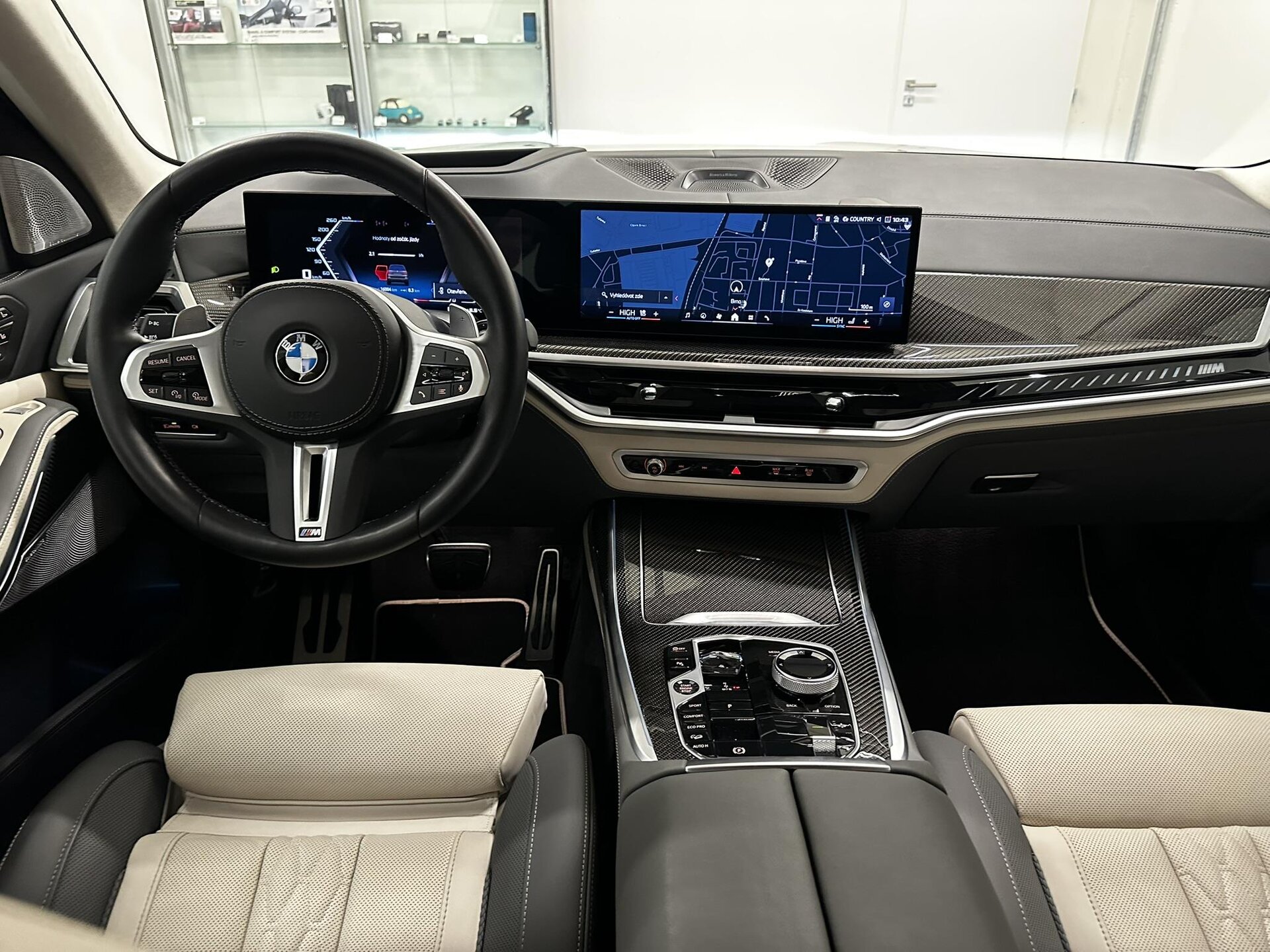 BMW X7 M60i xDrive | facelift | skladem | české předváděcí auto | velké sportovní luxusní SUV | benzín V8 biturbo | šedá matná Frozen Pure Grey | bílo šedá kůže | maximální výbava | VIP sleva | ihned k předání | nákup online | AUTOiBUY.com